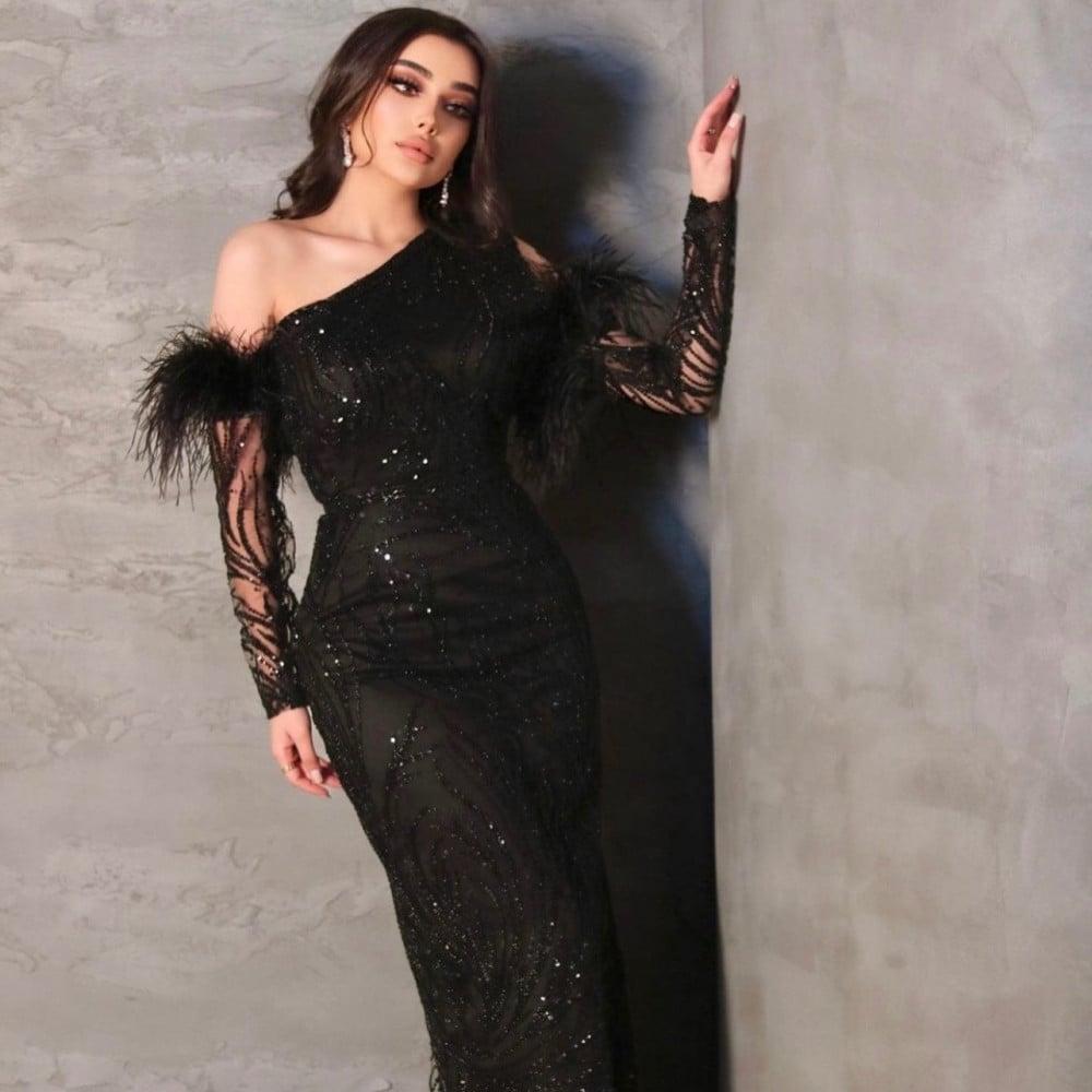 فستان اسود شك بأكمام ريش جدا فخم للمناسبات