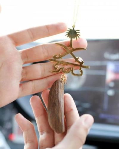 تعليقة سيارة بالاسم