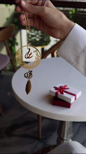 تعليقة سيارة بحرف من متجر شمل _تعليقة رجالية