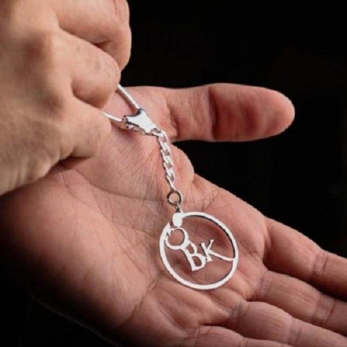 ميداليه مفاتيح  سياره بالحرف