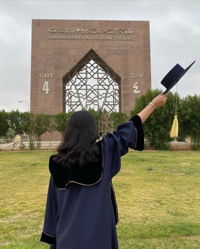 عبايه تخرج 2025 بالاسم والعبارة وسنة التخرج وشعار الدفعة