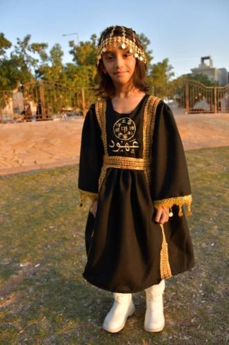 فستان انيق بالاسم وشعار يوم التأسيس