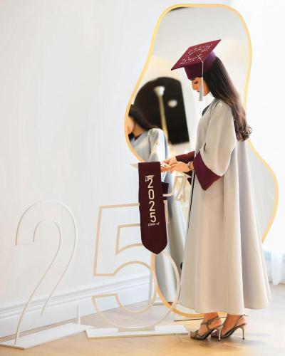 عبايه تخرج 2025 بالاسم والعبارة وسنة التخرج وشعار الدفعة