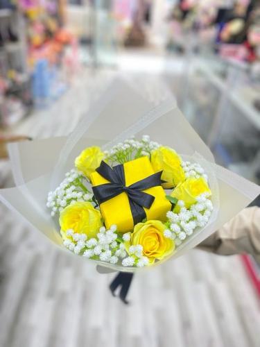 باقة ورد انيقه مع اضافة عبارة كرت حسب الطلب