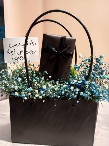 تغليف  ورد طبيعي مع كرت إهداء