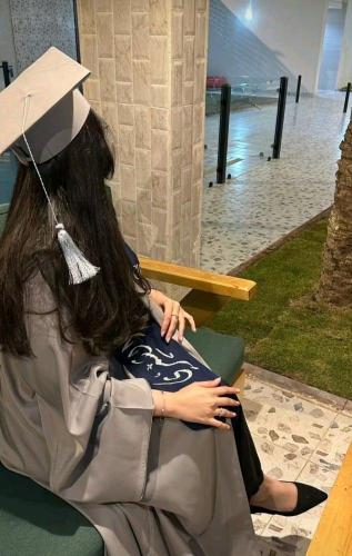 عباية تخرج أنيقة للبنات - دفعة 2025 مع وشاح وكاب مطرز