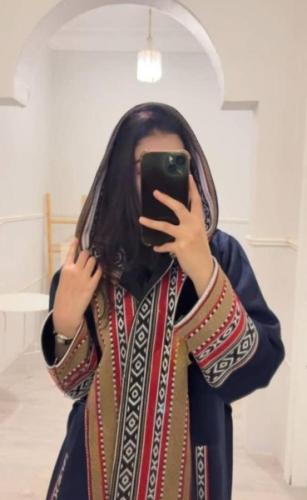 بشت نسائي باللون الكحلي المميز