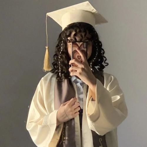 عباية تخرج أنيقة للبنات - دفعة 2025 مع وشاح وكاب مطرز