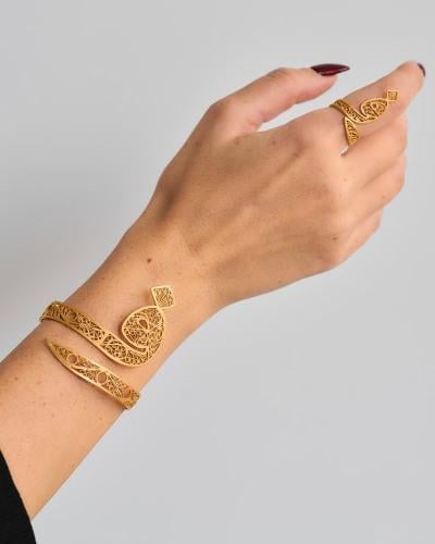 اسواره بتصميم الخط العربي مطلي بالذهب