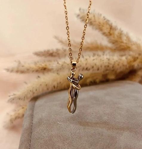 عقد العناق الأبدي ( ليحتضنك دائما بدلاٌ عني )