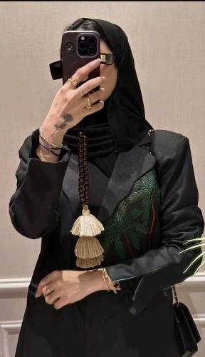 عباية نجديه بتطريز شكل نخله