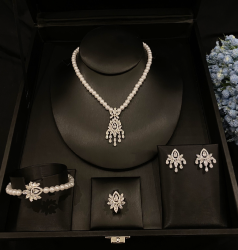 طقم زركون باللون الفضي مع اللولو DIANA