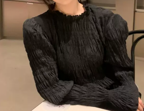 بلوزة مكشكشة بأساور واسعة