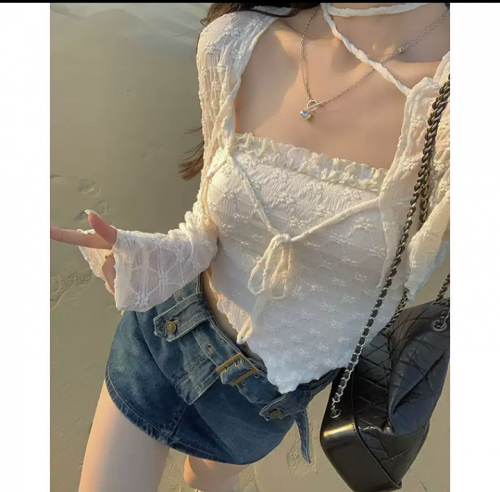 بلوزة برقبة مربعة من الدانتيل