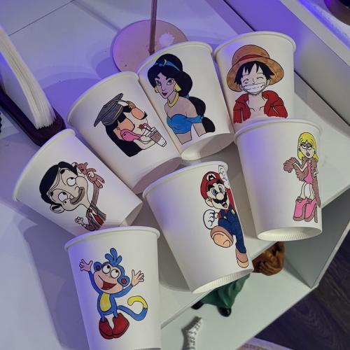 اكواب ورق للقهوة برسم يد