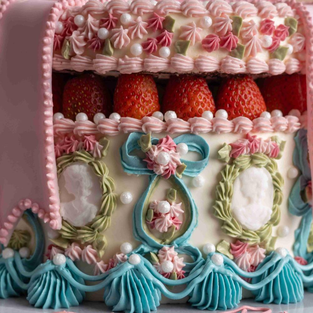 Luxury Cake: A Complete Experience of Taste and Elegance