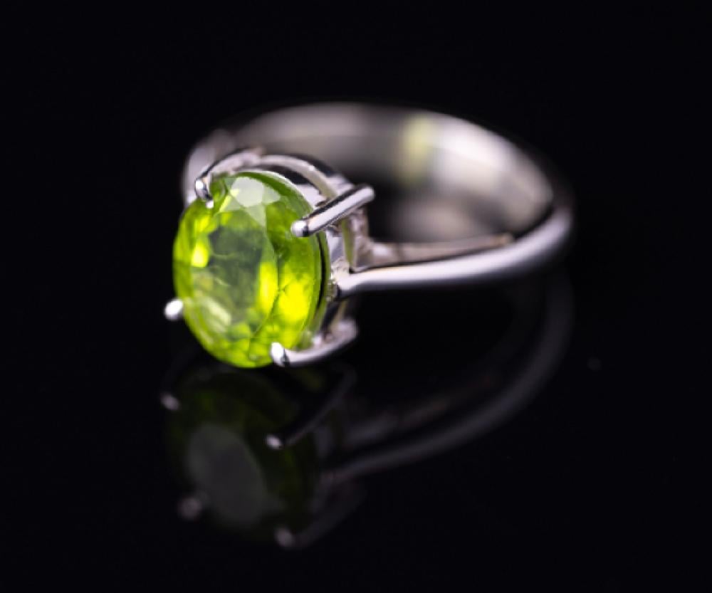 الزبرجد Peridot: حجر كريم يُعرف بجوهرة الشمس