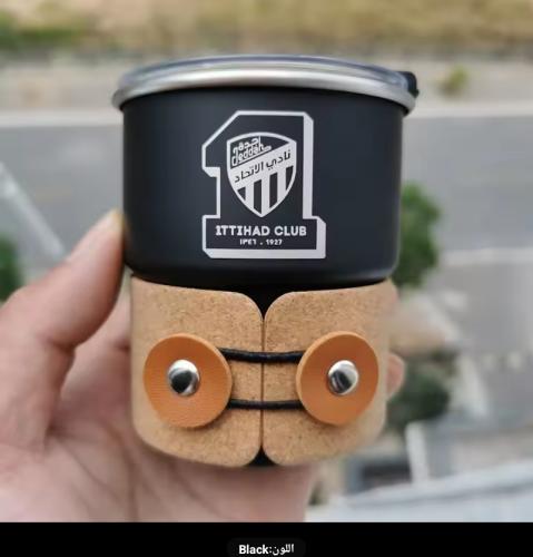 كوب مشروب بارد بشعار ناديك المفضل