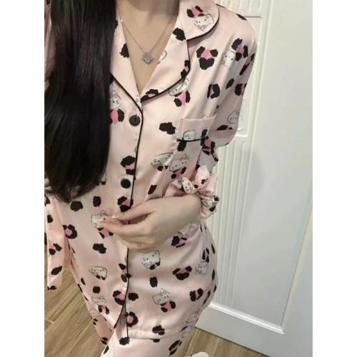 طقم بيجامة مطبوع عليه Hello Kitty للسيدات