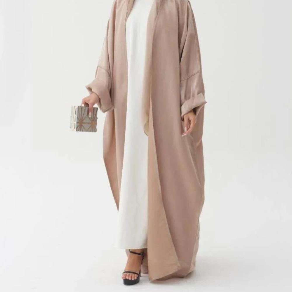 الفرق بين العبايات المفتوحة والمقفولة: أيهما يناسبك أكثر؟