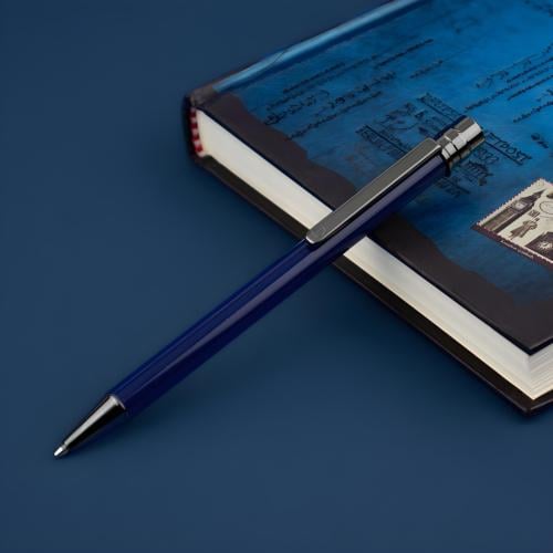 قلم الأزرق الداكن بلمسات رصاصية