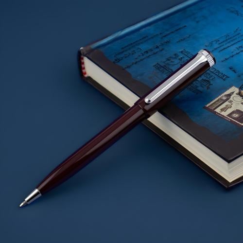 قلم بورغندي فاخر بلمسات فضية أنيقة