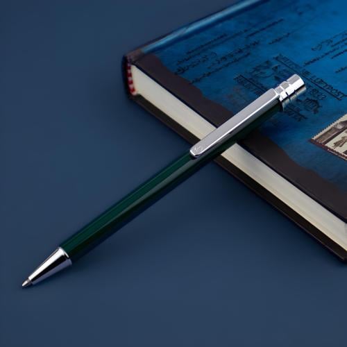 قلم “الانتماء” – أناقة الأخضر الملكي بلمسات فاخرة