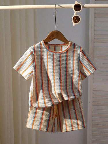 SHEIN Genkimix Kids مجموعة من قطعتين تتكون من بلوزة قصيرة الأكمام باستيك مخطط ، وشورت للأولاد الصغار في فصل الصيف