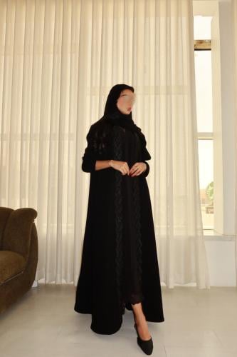 فستان مكسر اسود داخل العباية
