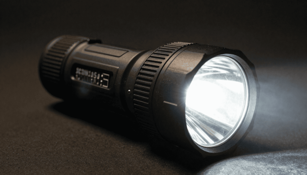 كشاف قوي 10600 ملي امبير , مقارنة بكشاف Fenix