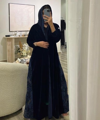 عبايه مخمل كحلي مع تطريز