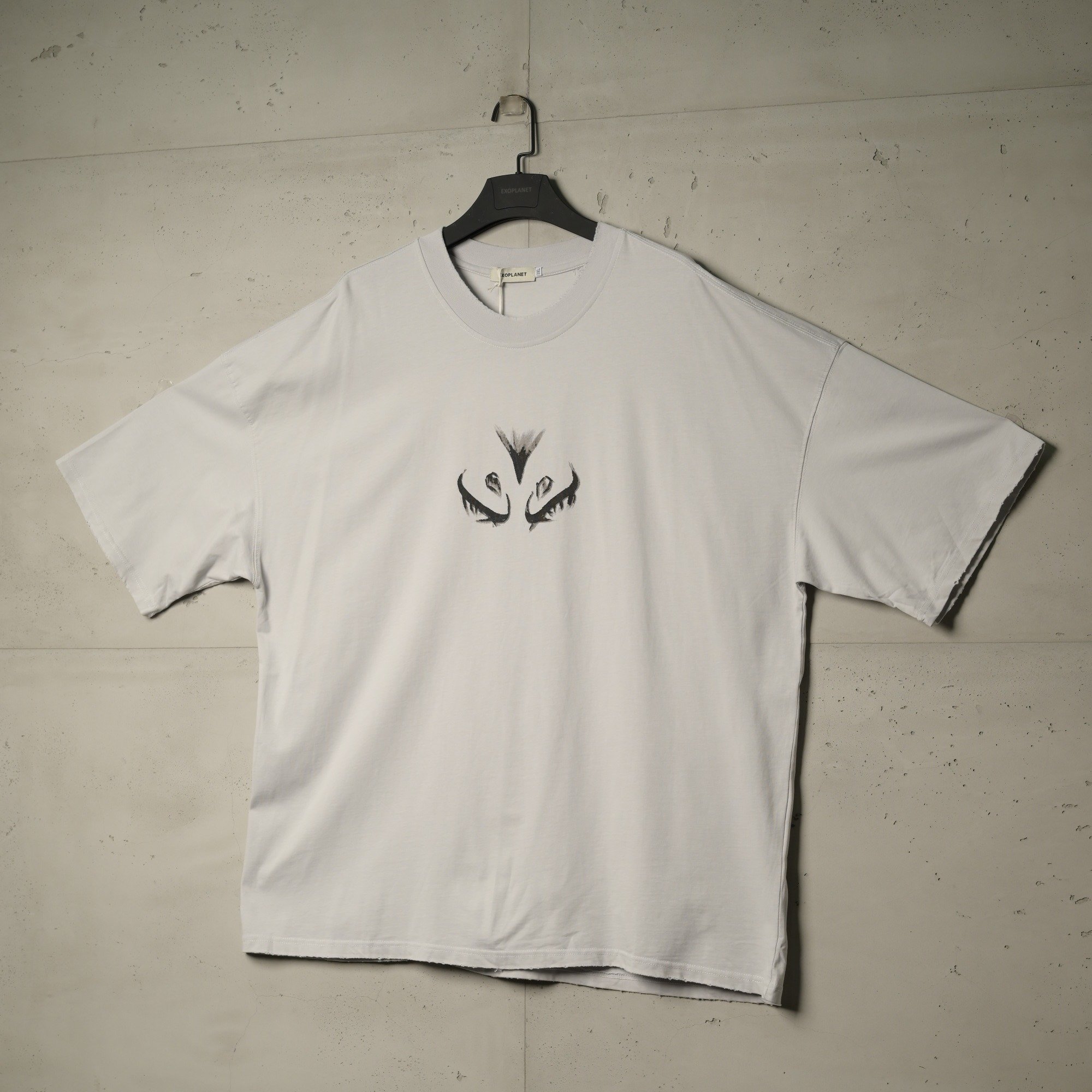 تيشيرت جامبو دارك من إكسوبلانت تفاصيل جريئة بلمسة عصرية