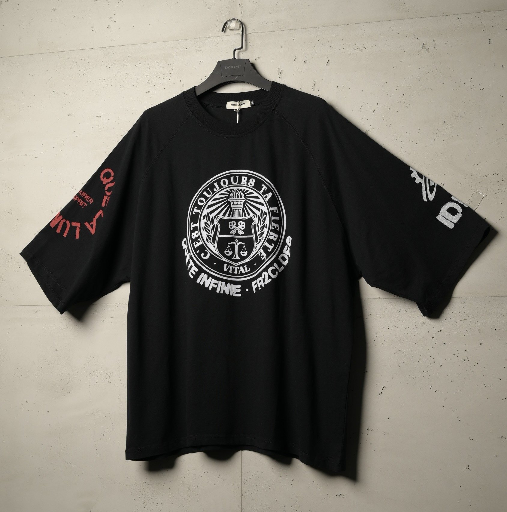 تيشيرت جامبو كريست من إكسوبلانت لمسة جريئة بإيحاء كلاسيكي