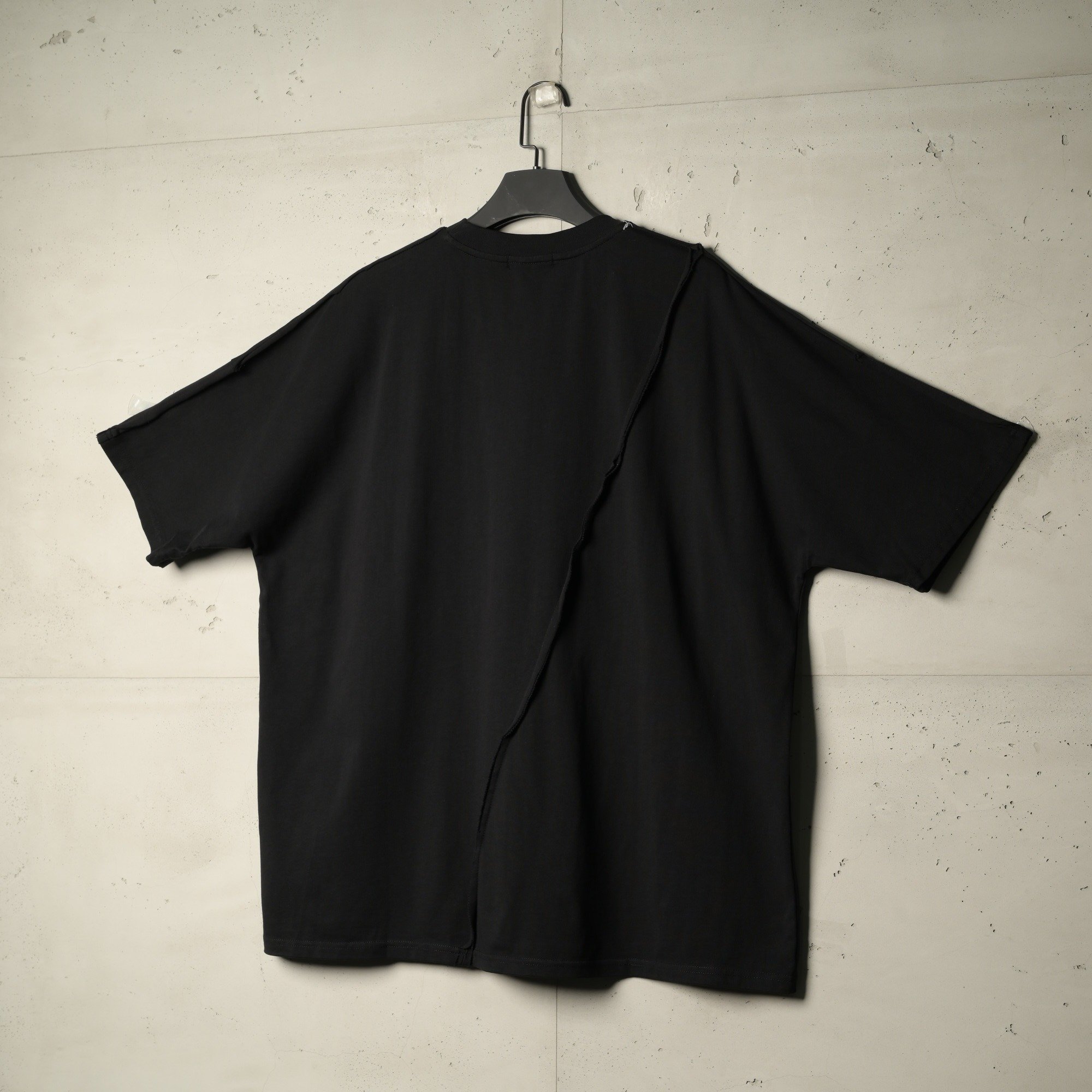 تيشيرت جامبو لاين من إكسوبلانت لمسة عصرية بخطوط بارزة