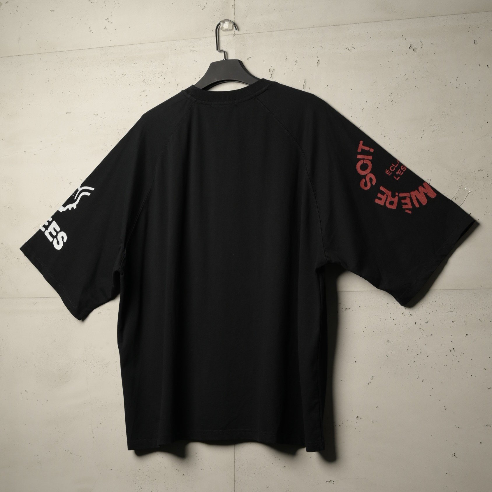 تيشيرت جامبو كريست من إكسوبلانت لمسة جريئة بإيحاء كلاسيكي