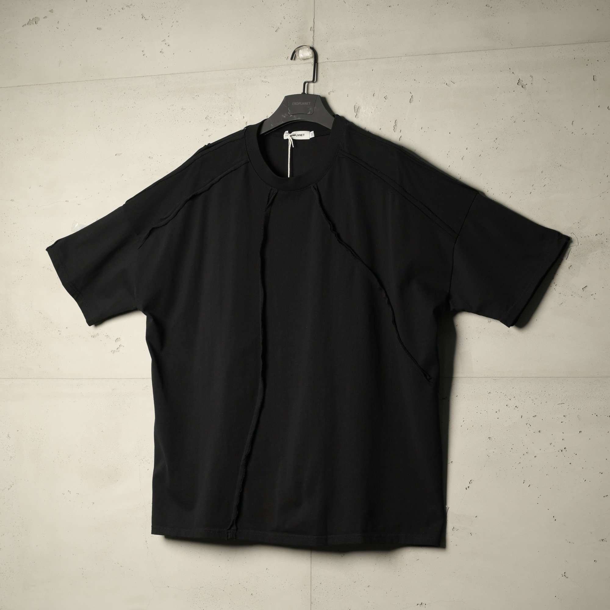 تيشيرت جامبو لاين من إكسوبلانت لمسة عصرية بخطوط بارزة