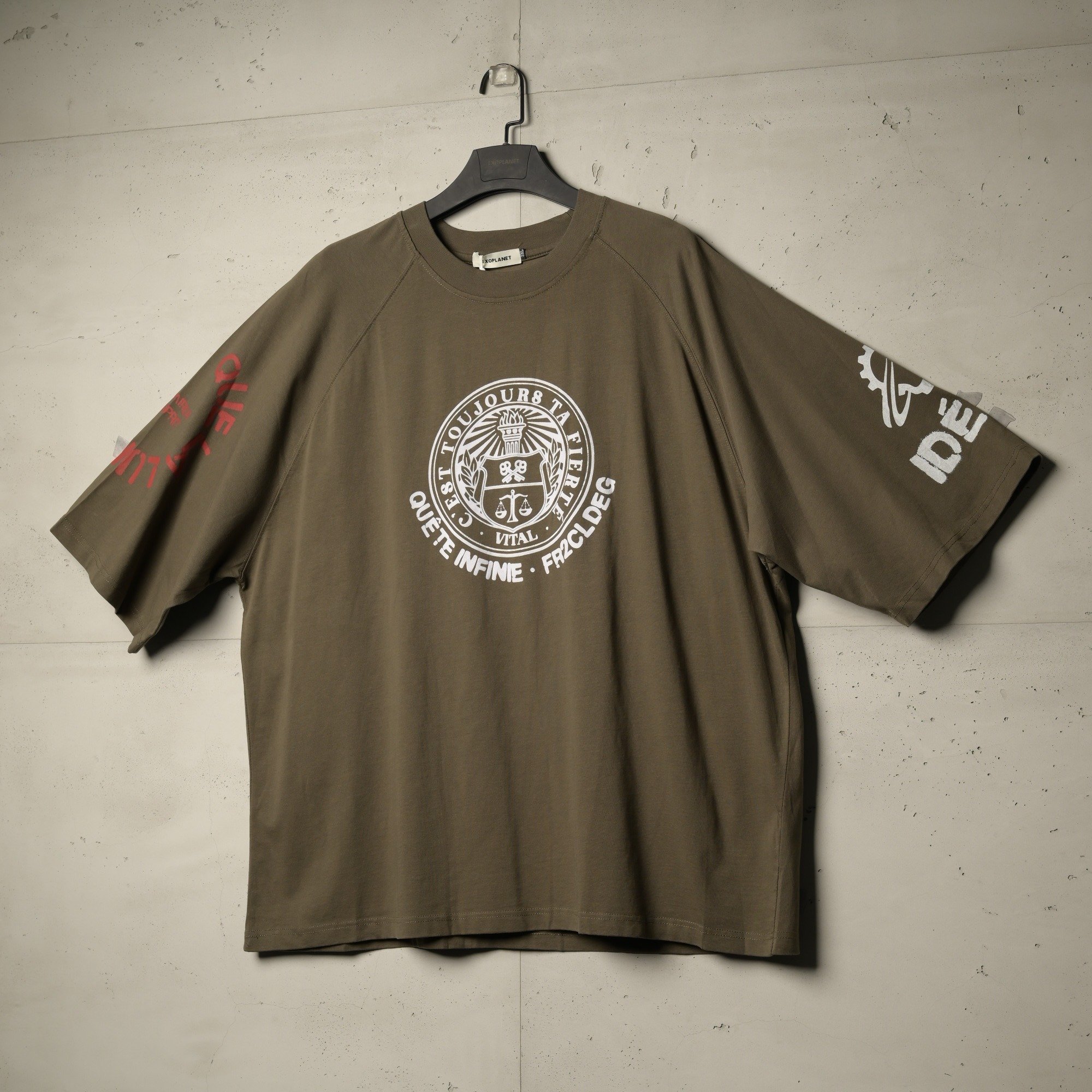 تيشيرت جامبو كريست من إكسوبلانت لمسة جريئة بإيحاء كلاسيكي