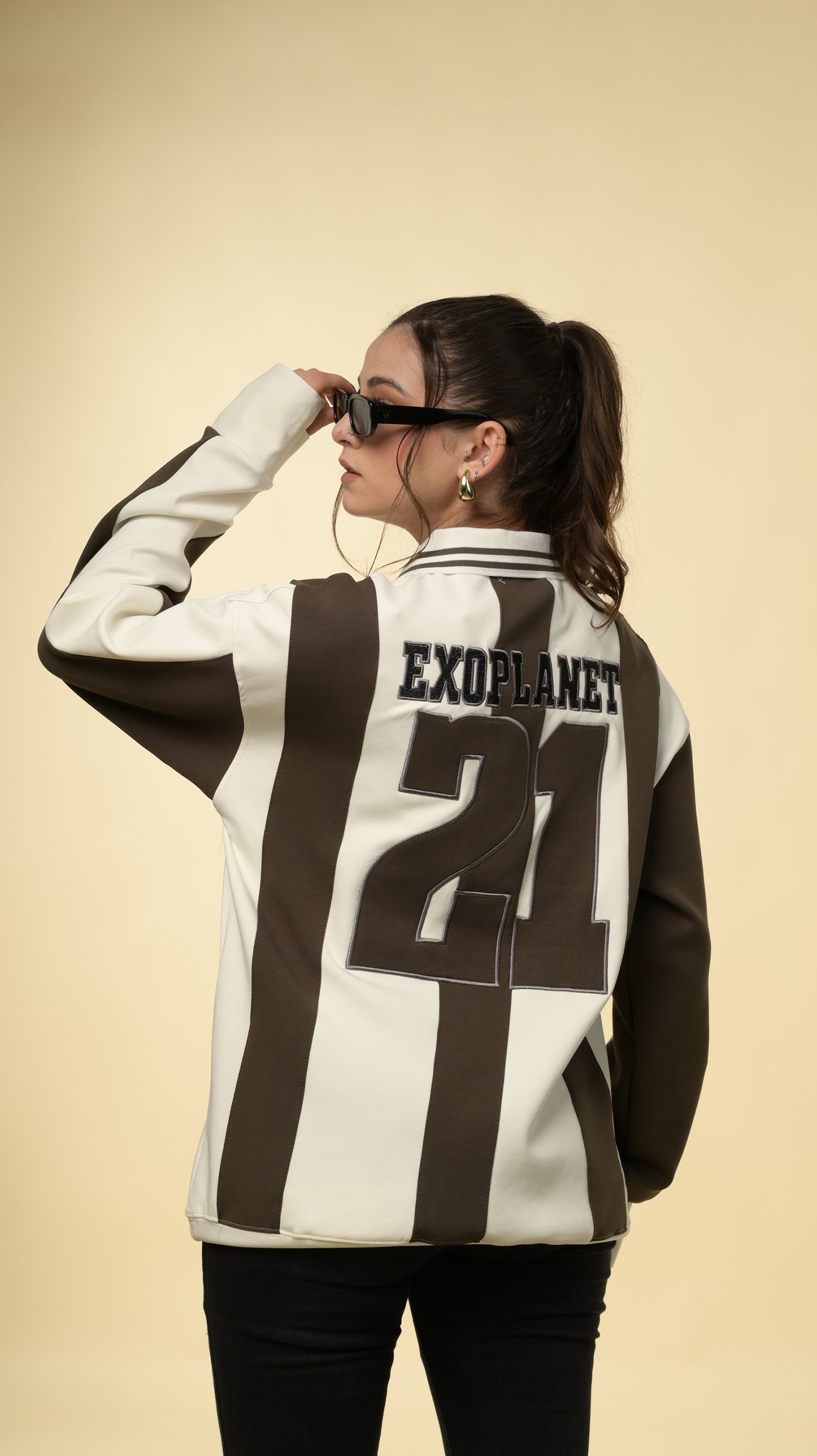 بلوفر سبورت سترايب من إكسوبلانت لمسة رياضية مع تصميم عصري