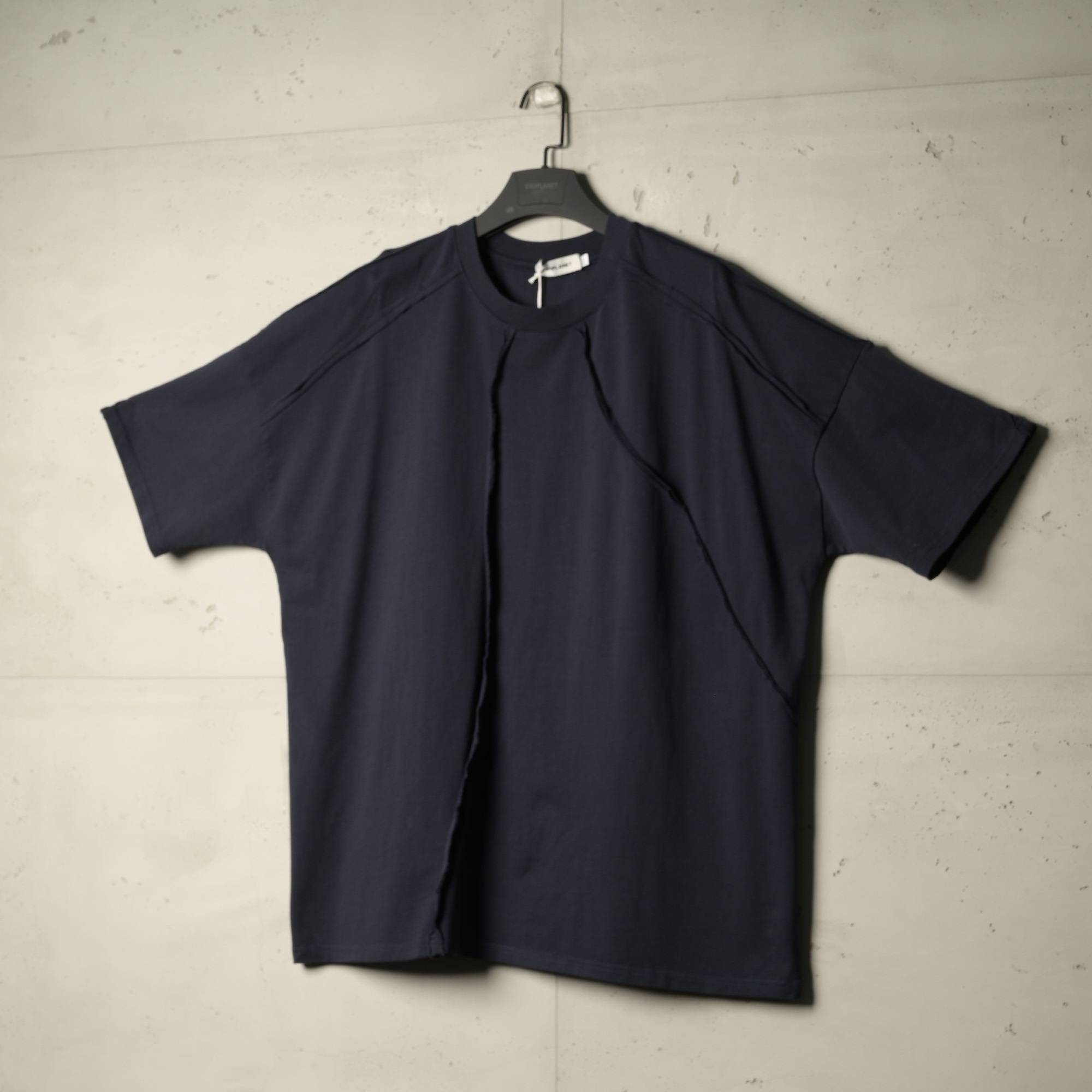 تيشيرت جامبو لاين من إكسوبلانت لمسة عصرية بخطوط بارزة