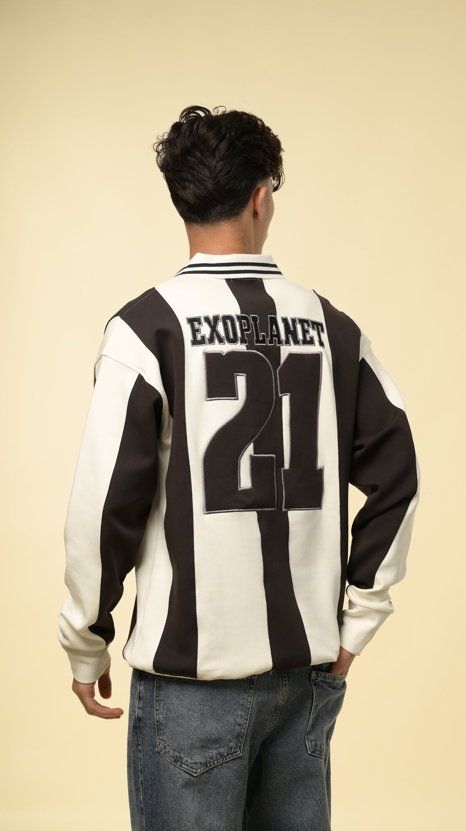 بلوفر سبورت سترايب من إكسوبلانت لمسة رياضية مع تصميم عصري