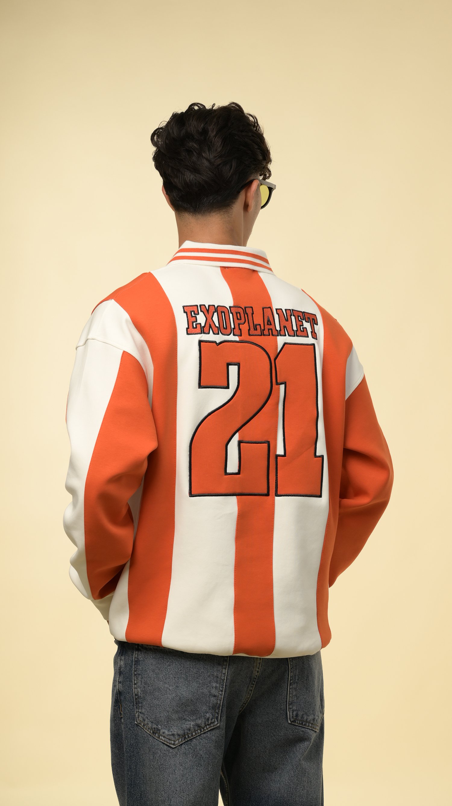 بلوفر سبورت سترايب من إكسوبلانت لمسة رياضية مع تصميم عصري