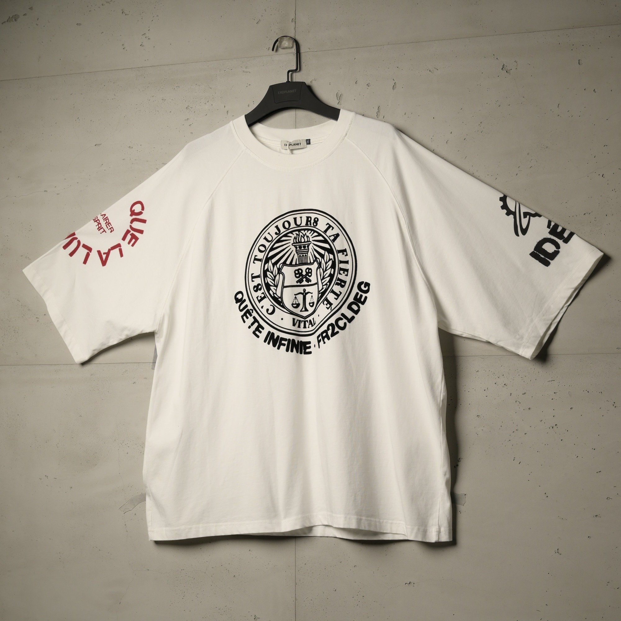 تيشيرت جامبو كريست من إكسوبلانت لمسة جريئة بإيحاء كلاسيكي