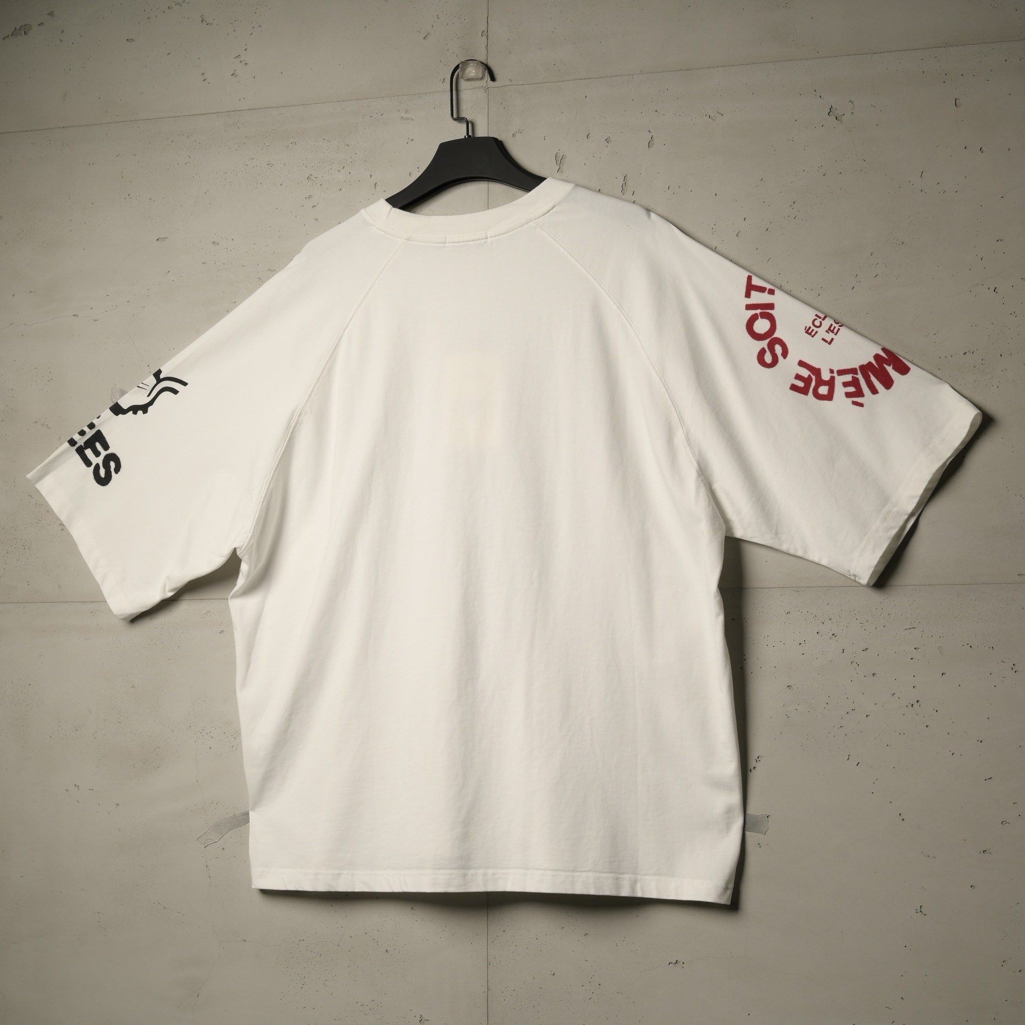 تيشيرت جامبو كريست من إكسوبلانت لمسة جريئة بإيحاء كلاسيكي