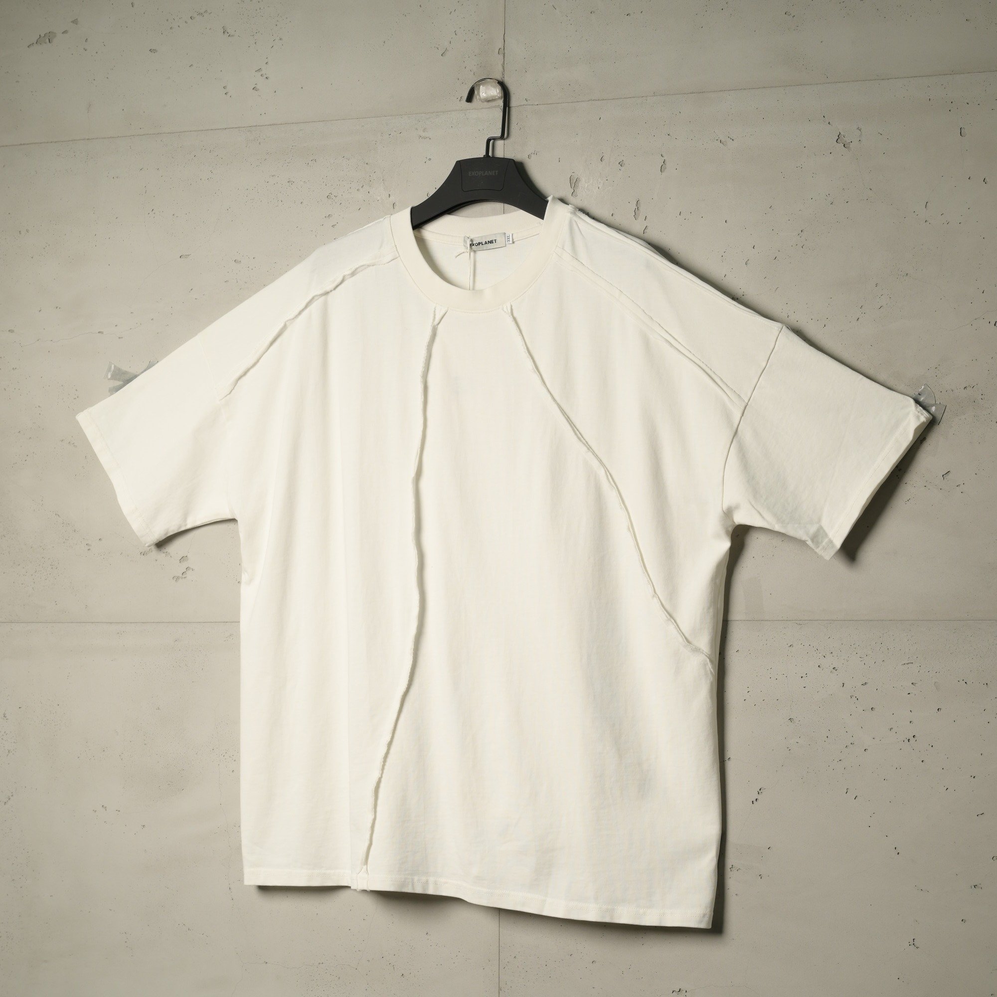 تيشيرت جامبو لاين من إكسوبلانت لمسة عصرية بخطوط بارزة