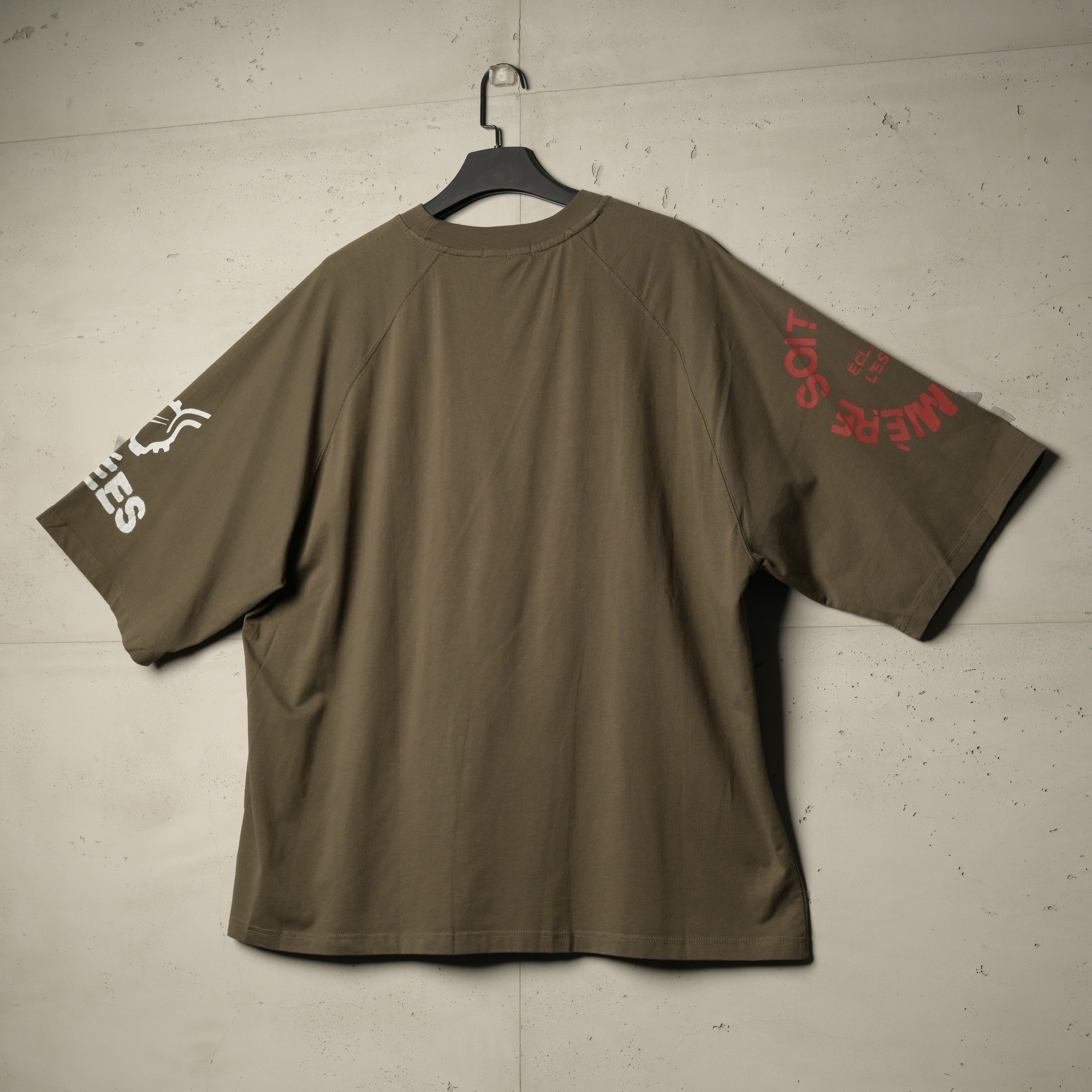 تيشيرت جامبو كريست من إكسوبلانت لمسة جريئة بإيحاء كلاسيكي