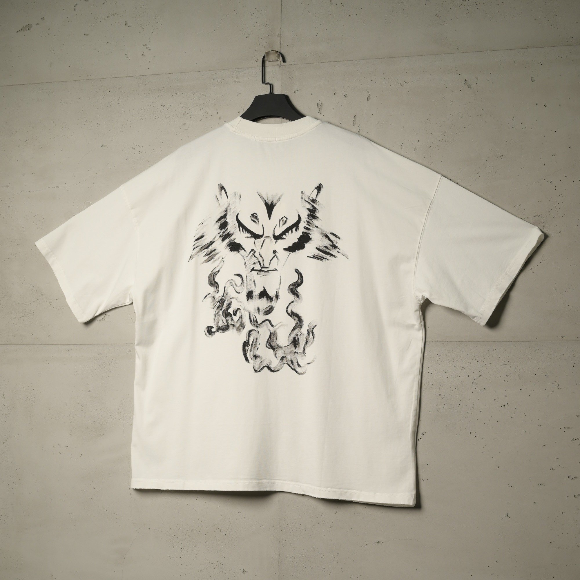 تيشيرت جامبو دارك من إكسوبلانت تفاصيل جريئة بلمسة عصرية