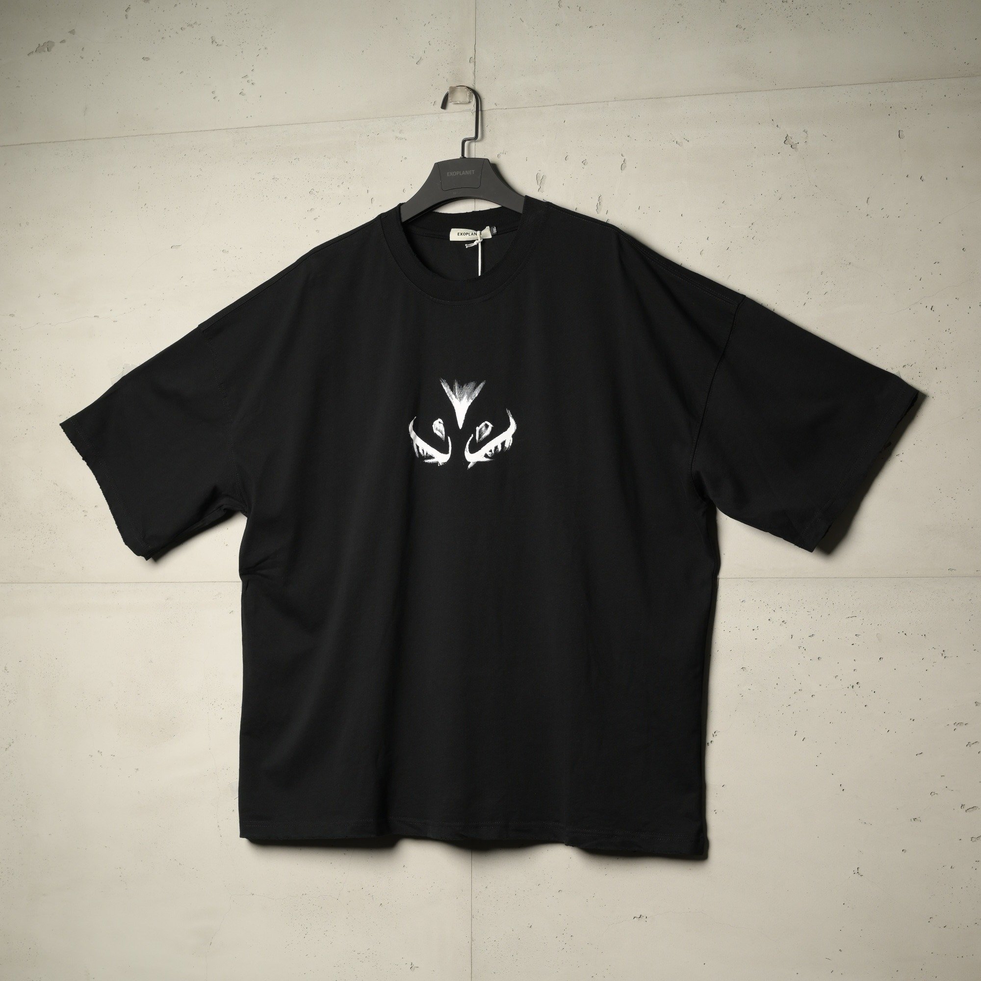 تيشيرت جامبو دارك من إكسوبلانت تفاصيل جريئة بلمسة عصرية