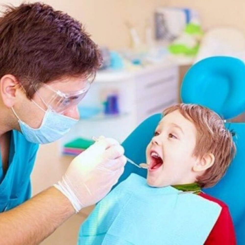 جلسة تنظيف اسنان أطفال مع  تطبيق الفلورايد جل