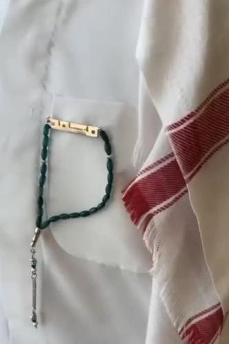 بروش بالاسم مطلى مع سبحه بخط الكوفي