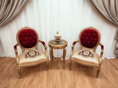 2 كرسى كلاسيك +طاوله جانبية بادراج